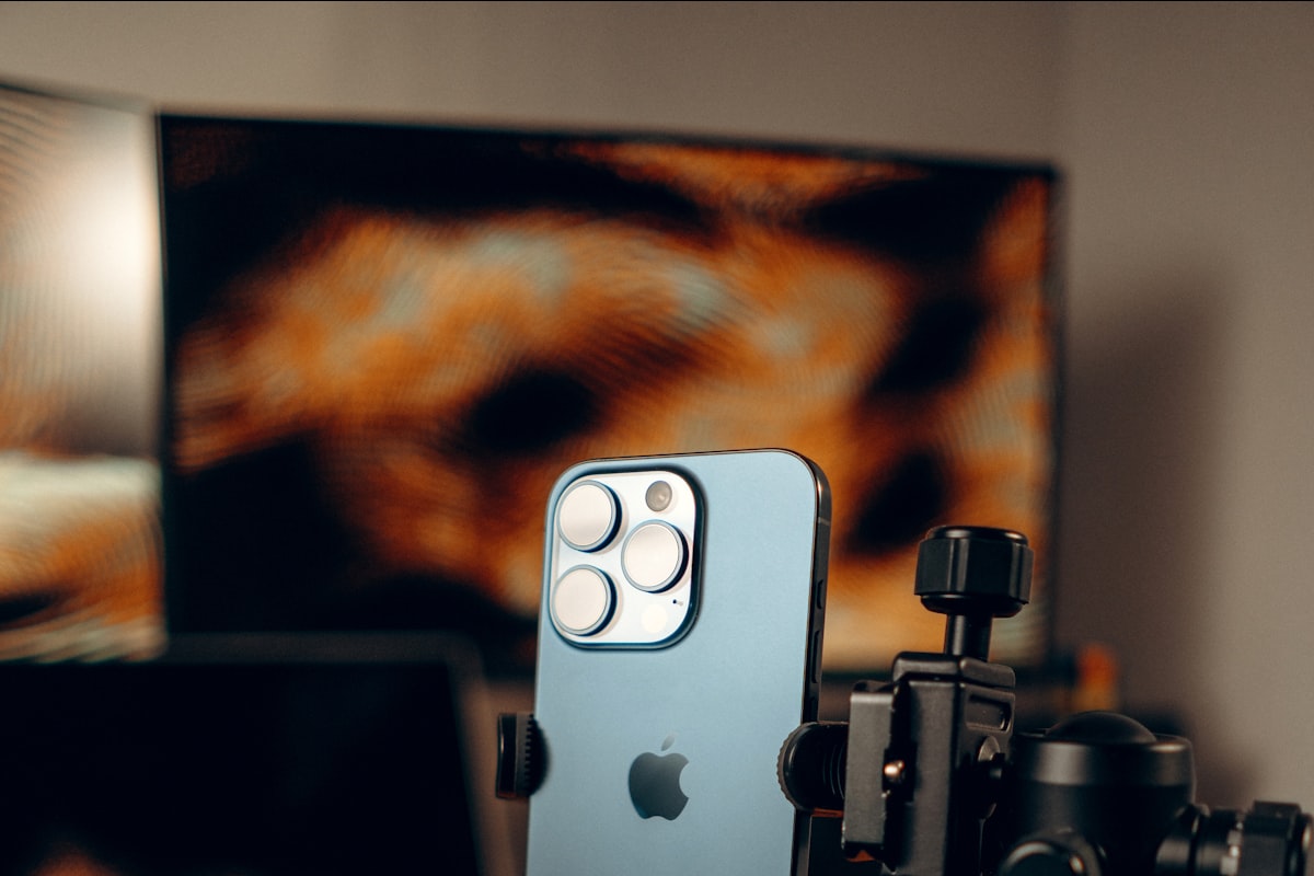 Teléfono en tripié grabando dentro de un salón de belleza