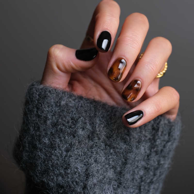 Manicura terminada en tonos oscuros